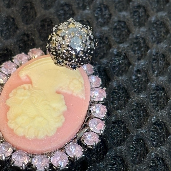 Vintage Cameo Brooch Pin with Sparkling Pink Rhinestones - Picture 4 of 9